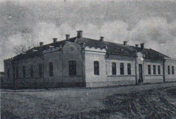 1914-16 kórház,  1920-23 megyeháza,  ma szociális otthon!