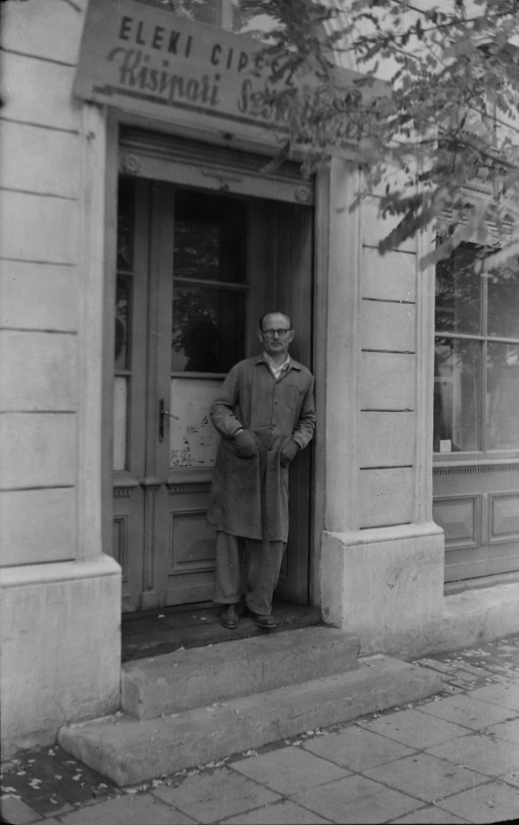 Az eleki cipész kisipari szövetkezet bejárata előtt készült ez a fénykép valószínűleg az 1960-as évek közepén