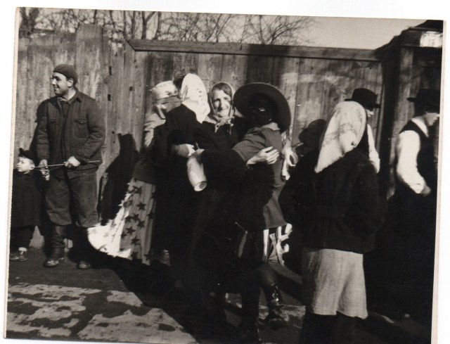 Utcabál, középen Treszi Ferencné Banner József felvétele