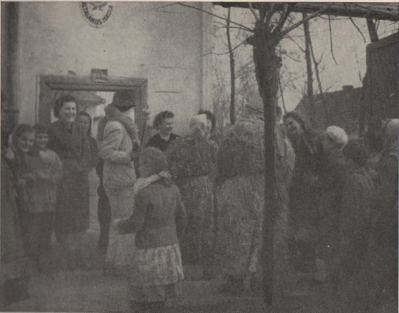 A maszkák az iskolánál, tanárok és diákok körében Ethn.,1966, 15. Banner József felvétele