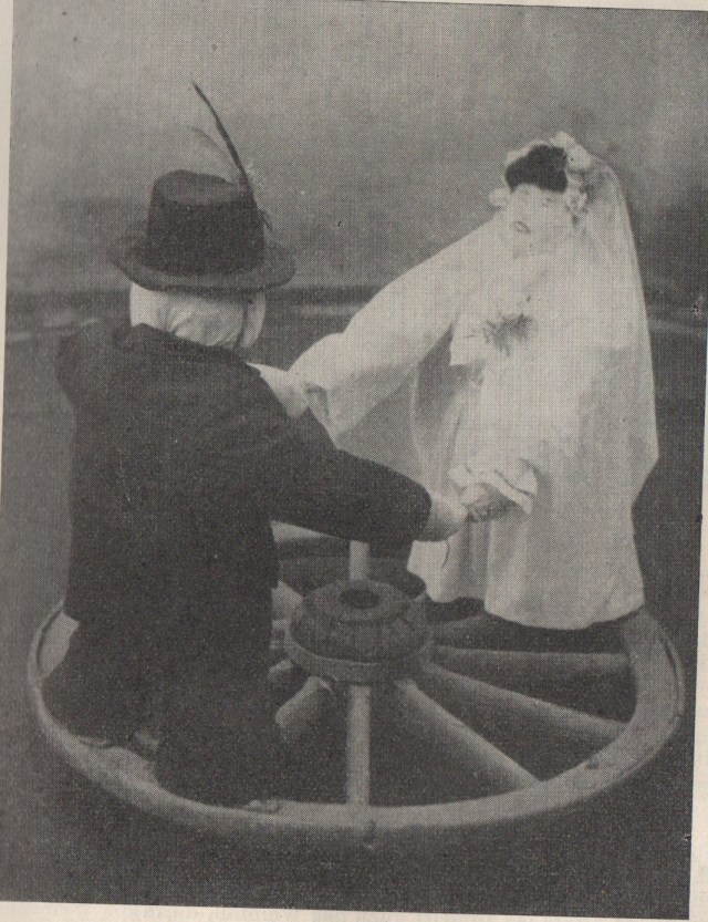 Hans és Gretl, a menyasszony és vőlegény (a kalapján fácántollal) bábuk a földön guruló kocsikeréken Ethn.,1966, 15. Banner József felvétele