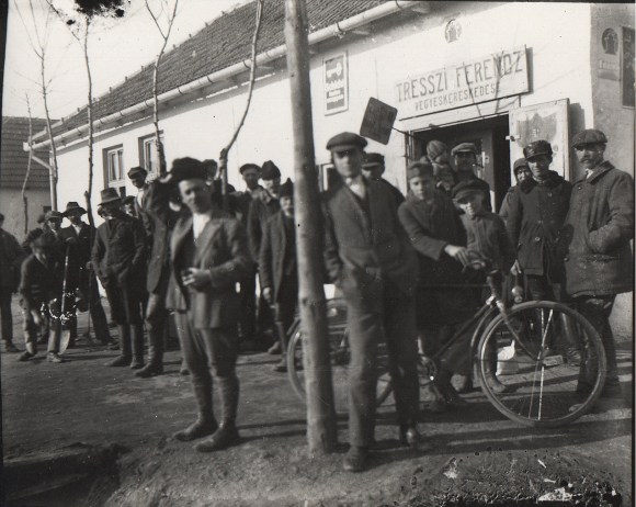 Életkép a Treszi- üzlet előtt. Elől balra a tulajdonos.