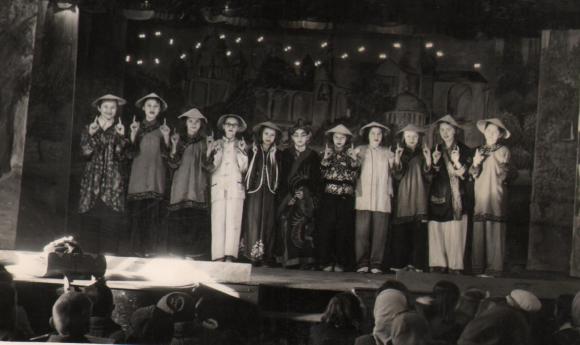 "Ott, ahol a Sárga folyó hömpölygőn zöld partot ér..." 