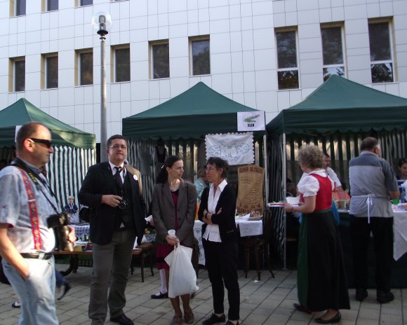 Az elekiek sátra előtt