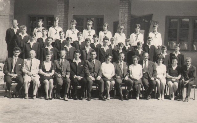 A tanárok (balról): Kerekes Gábor, Nagy András, Zemplényi Lászlóné, Vígh Ferenc, Tinger János osztályfőnök, Janecskó János igazgató, Nádor J. Istvánné és Radnai László igazgatóhelyettesek, Mester Györgyné, Mester György, Mérai Istvánné, Szikes Péterné, Hack Lőrinc (?)