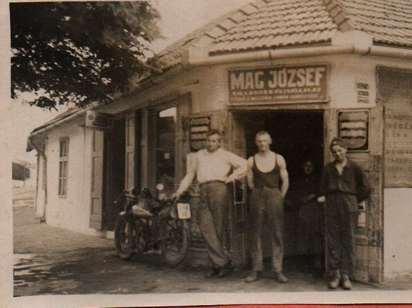 Mag József üzlete előtt, tőle jobbra Tremmel József segéd és Feledi Károly inas