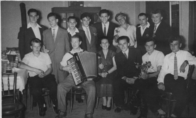  Nádor József Istvánné osztályfőnök volt diákjai körében. 1960. VI. 29. 