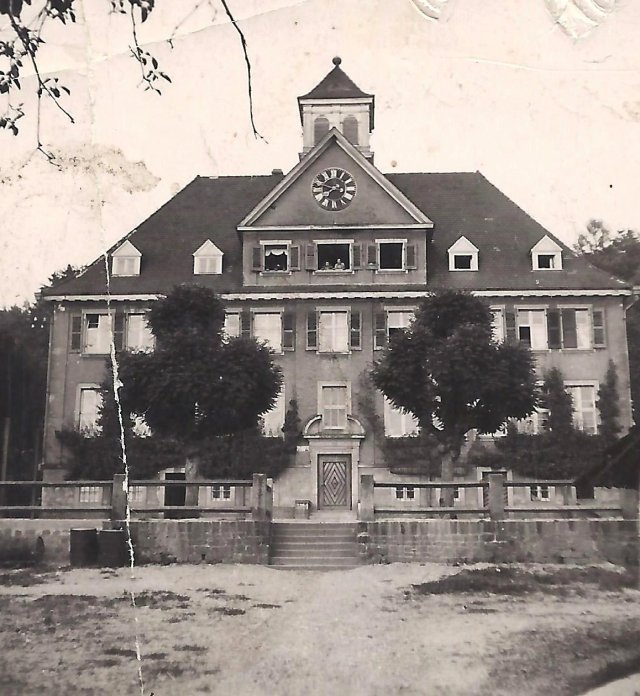  Waldhilsbach-ban, ebben az iskolaépületben, a 3 ablakos padlástéri lakásban laktak