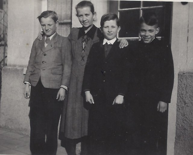 Wieblingen. Balról jobbra: Wittmann György, Emenet Mihályné (Wittmann Magdolna, nevelőanyja), Kittler Antal (unokatestvér) és Wittmann György egyik osztálytár sa