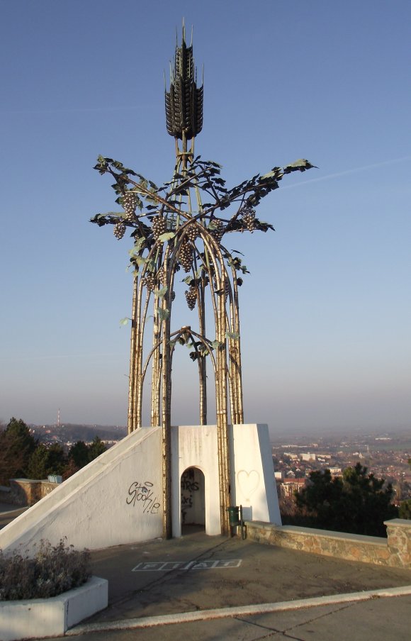 A szőlőfürt, Szekszárd szimbóluma 