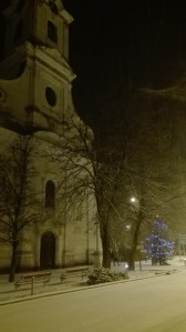 Karácsonyi hangulat a templom előtt