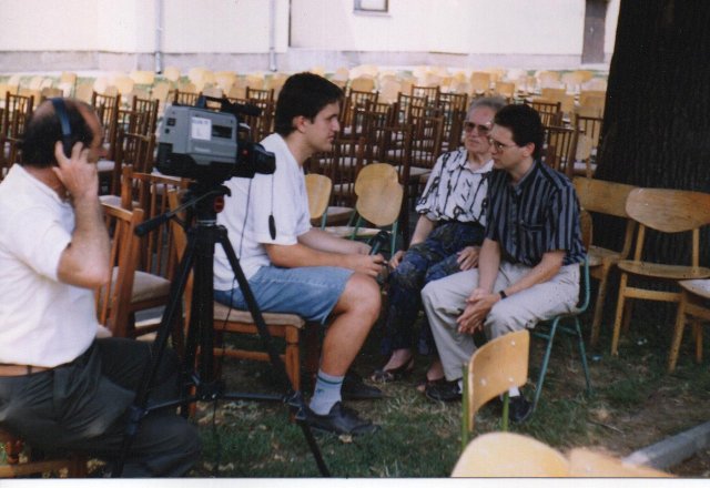 Dolgozik az Elek-TV. Klemm Tamás riportot készít Mester Györgynével és fiával