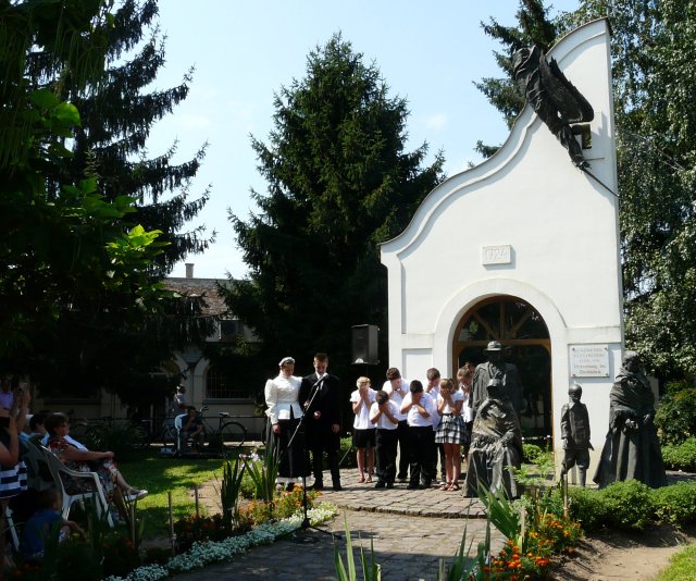 A Kiűzetési emlékműnél a Dr. Mester György Általános Iskola tanulóinak ünnepi programja 2016