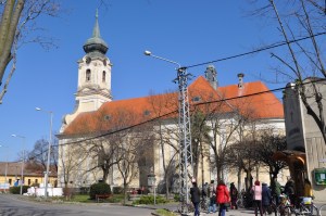 A gyógyszertár előtt a bebocsátásra váró emberek várakoznak beszélgetve.