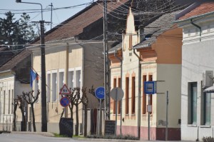 Üres az iskola, a járdán senki